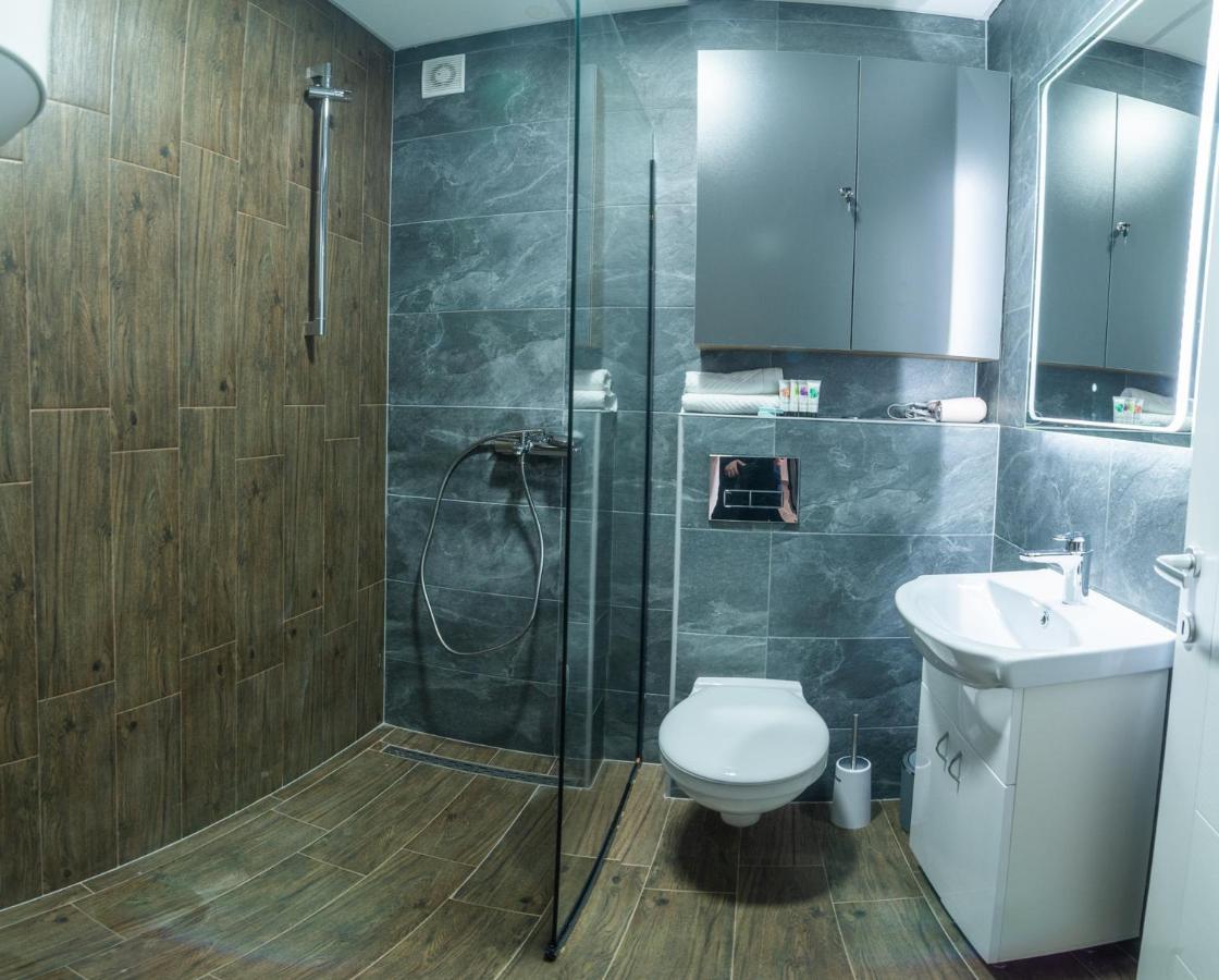 E&S Luxury Suite Apartments โอครีด ภายนอก รูปภาพ